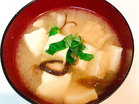 お正月のひと息♪椎茸と厚揚げとみつ葉の生姜味噌汁